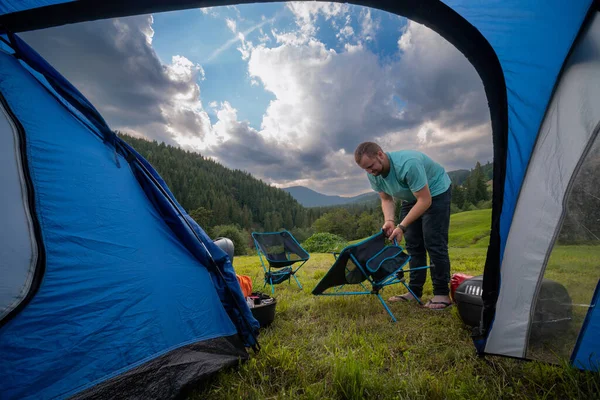 Uitzicht Vanuit Toeristische Tent Een Kampavond Organiseren Man Installatie Van — Stockfoto