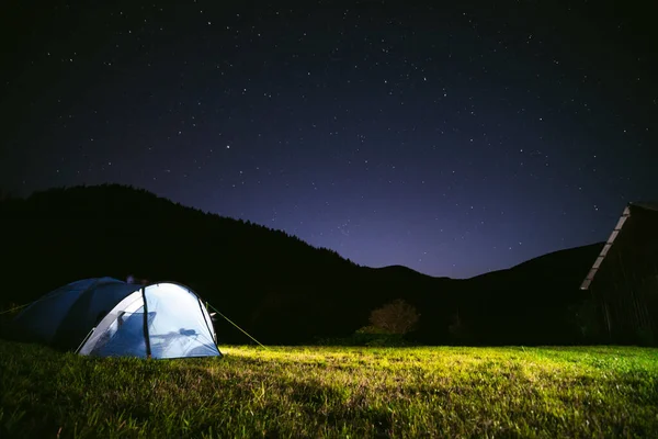 Туристическая Палатка Освещена Светом Звёздное Небо Туризм Активный Отдых Ночевка — стоковое фото