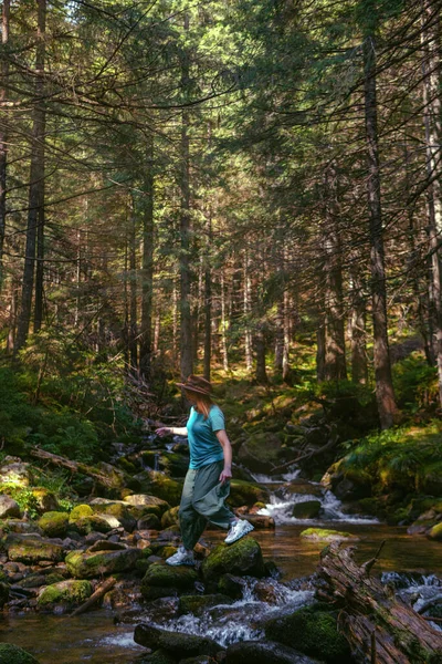 Жінка Досліджує Нові Магічні Фантастичні Місця Всьому Світу Оточені Природою — стокове фото