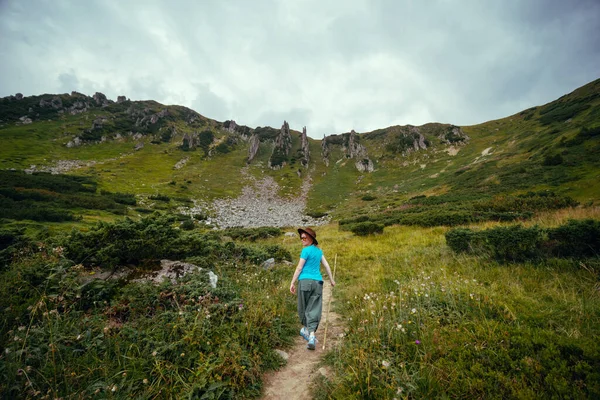 Achteraanzicht Van Een Vrouwelijke Wandelaar Met Een Leren Hoed Wandelen — Stockfoto