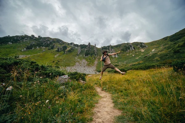 우크라이나 카르파티아 산맥인 스피치 정상으로 길에서 남자가 신나게 활동적 — 스톡 사진