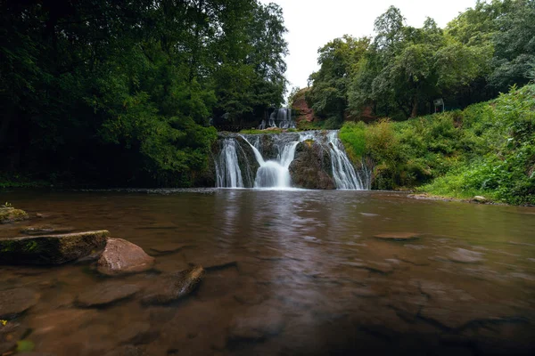 Doğa, Chervonogorodsky Şelalesi, Dzhuryn nehri üzerindeki Nyrkiv 'de Dzhurynsky Şelalesi. Ternopilska oblast, Ukrayna. Güzel manzaralı turistik bir yer. Eğlence ve aktif bir yaşam tarzı için.