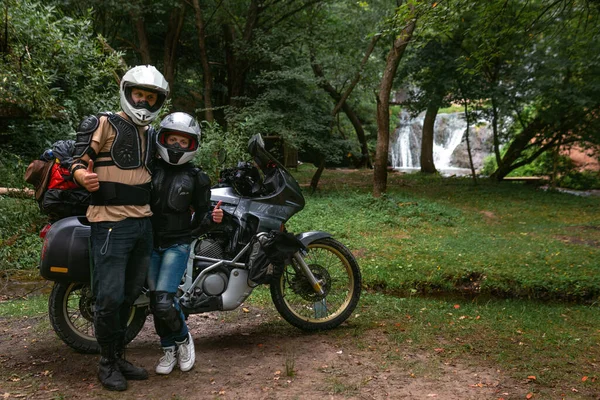 Par Turistas Motociclistas Homem Mulher Amor Motocicleta Turística Com Bagagem — Fotografia de Stock