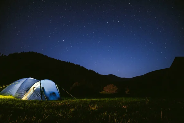 游客的帐篷被灯光照亮了 旅游和积极的娱乐活动 在乌克兰喀尔巴阡山脉露营 复制空间 免版税图库图片