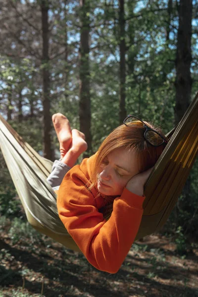 Portrait Young Woman Sleeps Very Sweetly Close Resting Hammock Middle — Stock Photo, Image