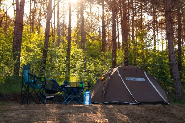 有选择的重点 旅游营 棕色帐篷和折叠椅与桌子 露营装备 阳光灿烂的夏日 旅行和积极的生活方式 没有尸体 Hookah烧瓶 图库照片