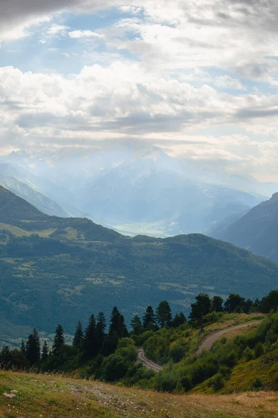 Uitzicht Bergtoppen Warme Zomerdag Wolken Lucht Weg Naar Ushba Berg — Stockfoto