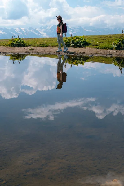 一位女旅行家沿着水库的海岸走着 水的反射 格鲁吉亚梅斯蒂亚科鲁迪湖 垂直照片 — 图库照片