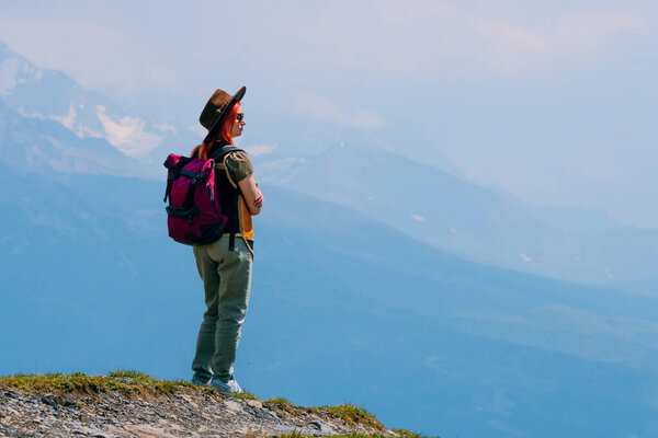Женщина в широкой шляпе и рюкзаке, туристка на пешеходном маршруте к Корульдинским озерам, Сванетская область, Местиа Джорджия. Концепция путешествия и активного отдыха. Летний день