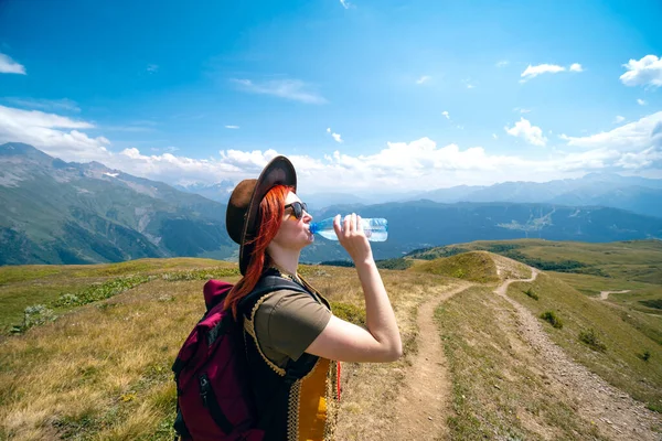 선글라스를 햇빛에서 모자를 여행하고 있습니다 물병을 합니다 마셔요 Mestia Georgia — 스톡 사진
