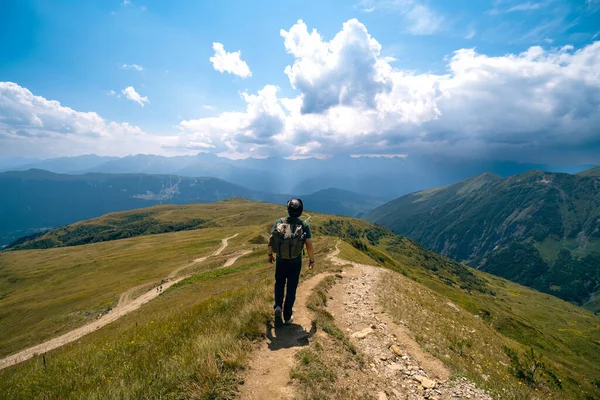 Man Wandelen Naar Koruldi Meren Prachtig Uitzicht Grote Kaukasus Bergen — Stockfoto