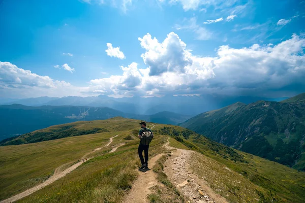 Man Wandelen Naar Koruldi Meren Prachtig Uitzicht Grote Kaukasus Bergen — Stockfoto