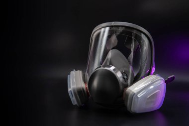 Gözlerin ve solunum organlarının zararlı buhar, gaz ve radyoaktif tozlardan korunması için tam gaz maskeli solunum cihazı. Uzayı kopyala Seçici odaklanma. İş aletleri. ilaç.