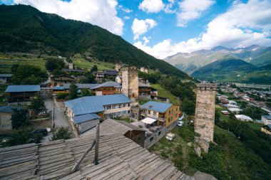 Mestia köyünde yaz dağı olan Svan kuleleri. Çatı bir filizdir. Seyahat yeri Georgia