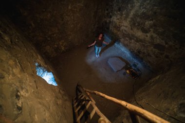 İçerideki katlar arasında bir merdiven. Gözetleme yerinin dağlarının eteklerinde. Gürcistan 'ın dağlarında Svaneti' de Aşk Kulesi