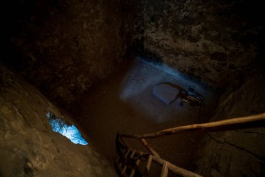 İçerideki katlar arasında bir merdiven. Gözetleme yerinin dağlarının eteklerinde. Gürcistan 'ın dağlarında Svaneti' de Aşk Kulesi