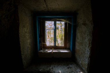 Pencereden sokağa bak, karşıya geç. Antik Kaya mağarası manastırı, Sataniv, Khmelnytskyi bölgesi, Ukrayna. Dağın tepesinde, geçmişte bir pagan tapınağı, bir hac yeri..