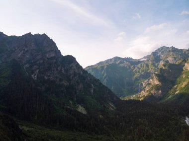 Dolra Nehri 'nin ve Ushbi şelalesinin havadan görüntüsü. Orman ve yüksek Kafkas dağları. Ushba Dağı 'na, yürüyüş parkuruna, turist rotasına. Svaneti, Georgia