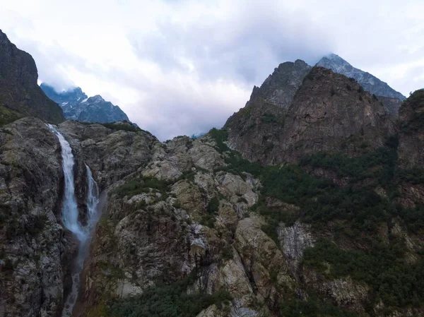 Kafkas dağları arasında Ushbi Şelalesi 'nin hava manzarası, Dolra Dağı' nın fırtınalı akışı. Yaz tatili, Georgia 'da yürüyüş.