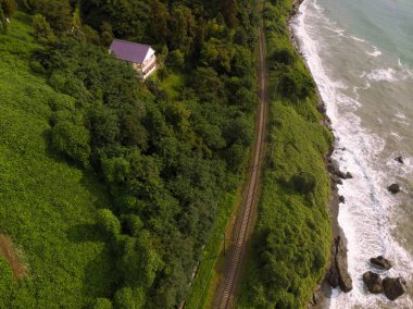 Yazın gün batımında sakin sahil kıyısı olan geniş panoramik manzaralı Karadeniz kıyısı. Yağmur bulutları, fırtına. Gürcistan 'da Tsikhisdziri ve Kobeleti gizli plajları