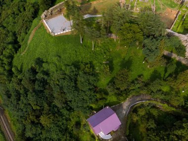 Yazın gün batımında sakin sahil kıyısı olan Karadeniz kıyısı manzaralı havadan panoramik manzara. Fırtına. Gürcistan 'da Tsikhisdziri ve Kobeleti gizli plajları