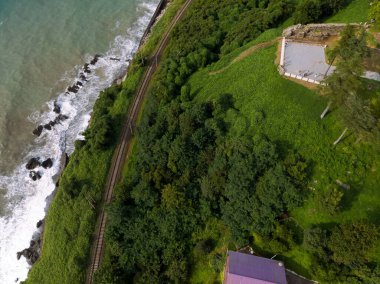Yazın gün batımında sakin sahil kıyısı olan Karadeniz kıyısı manzaralı havadan panoramik manzara. Fırtına. Gürcistan 'da Tsikhisdziri ve Kobeleti gizli plajları. Demiryolu.