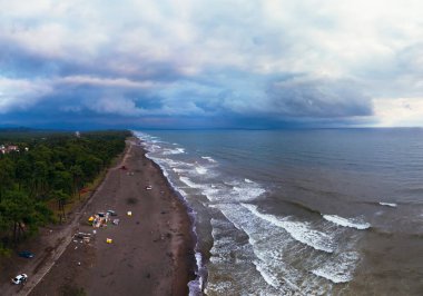 Georgia 'daki siyah manyetik kumlarla kumsalın insansız hava görüntüsü. Fırtına dalgaları, Ureki sahilindeki çöpler kötü havadan sonra, yüzmek yok. Tatilciler için denizde tehlike var. Cumulonimbus.