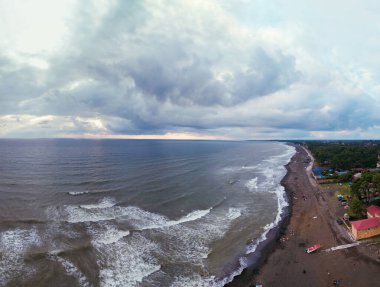 Georgia 'daki siyah manyetik kumlarla kumsalın insansız hava görüntüsü. Fırtına dalgaları, Ureki sahilindeki çöpler kötü havadan sonra, yüzmek yok. Tatilciler için denizde tehlike var. Cumulonimbus.