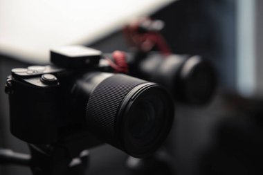 Tripodlardaki video kameralar, seçici odak, stüdyo yumuşak kutu, ışık. Çekim, bir kameraman işi. Donanım Radyo mikrofon, alıcı, yön mikrofon.