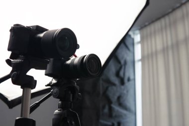 Tripodlardaki video kameralar, seçici odak, stüdyo yumuşak kutu, ışık. Çekim, bir kameraman işi. Donanım radyo mikrofon, alıcı, yön mikrofon. Boşluğu kopyala