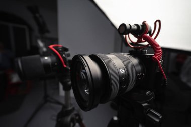 Khmelnytskyi, Ukrayna - 27 Aralık 2023: Kamera Sony a6500, 6300, 16-55 G lensli, Rode Video Mikro-kompakt Mikrofon, kırmızı anti-titreşim standı. Yumuşak kutu stüdyo ışığı