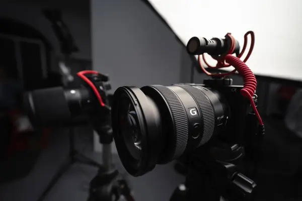 Khmelnytskyi, Ukrayna - 27 Aralık 2023: Kamera Sony a6500, 6300, 16-55 G lensli, Rode Video Mikro-kompakt Mikrofon, kırmızı anti-titreşim standı. Yumuşak kutu stüdyo ışığı