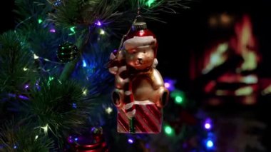 Hediyeye sabır. Şömine, mumlar ve Noel ağacı süslemeleri. Yeni Yıl ve Noel.