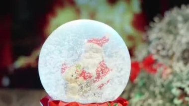 Noel Baba, kar ve ayıyla el sıkışın. Yeni yıl ve Noel. Şömine ve Noel ağacı süslemeleri. Yeni yılın sıcak ve rahat atmosferi. Yeni yıl balosunda kar.