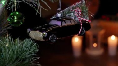 Noel ağacı olan siyah bir araba. Rock 'n' roll, blues, caz elektro gitar ve lamba amfisi. Şömine, mumlar ve Noel ağacı süslemeleri. Yeni yıl ve Noel. Noel ağacı süslemeli oyuncak araba.