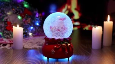 Noel Baba, kar ve ayıyla el sıkışın. Yeni yıl ve Noel. Şömine ve Noel ağacı süslemeleri. Yeni yılın sıcak ve rahat atmosferi. Yeni yıl balosunda kar.