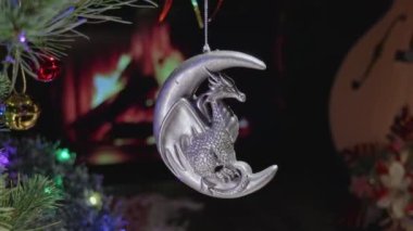 Dragon, 2024 'ün iyi şanslar sembolü. Şömine, Noel ağacı, oyuncaklar, çelenkler ve süslemeler. Mutlu yıllar ve mutlu Noeller. Sıcak ve rahat bir atmosfer. Konforlu evde tatil partisi