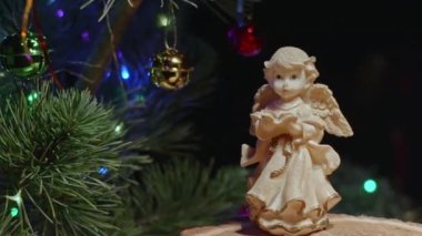 Melek ve İncil. Şömine, Noel ağacı, oyuncaklar, çelenkler ve süslemeler. Mutlu yıllar ve mutlu Noeller..