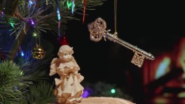 Angel ve Key. 2024 'te yeni bir mülk satın alınmış. Emlakçıdan mutlu yıllar ve mutlu Noeller. Şömine, Noel ağacı, oyuncaklar, çelenkler ve süslemeler. Mutlu yıllar ve mutlu Noeller..