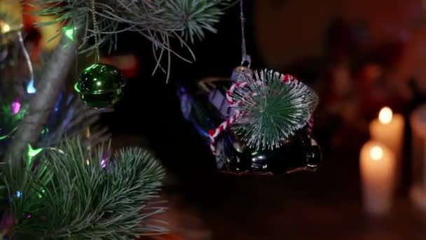 有圣诞树的黑色轿车 爵士乐 电吉他 蜡烛和圣诞树装饰品 新年和圣诞节 圣诞树装饰玩具车 — 图库视频影像