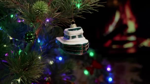 玩具船 萤火虫 蜡烛和圣诞树玩具装饰 新年及圣诞节 — 图库视频影像