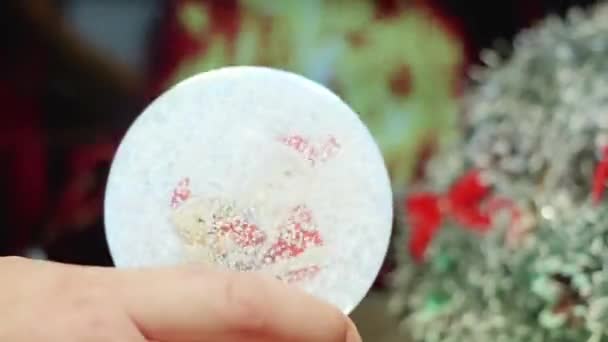 Рукопожатие Стеклянный Мяч Санта Клаусом Снег Медведь Новый Год Рождество — стоковое видео