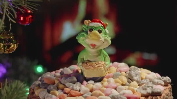 Dragon Scintillements Symbole Bonne Chance 2024 Cheminée Bonbons Colorés Sapin — Video