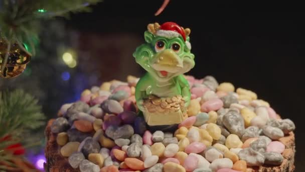 Dragon Scintillements Symbole Bonne Chance 2024 Cheminée Bonbons Colorés Sapin — Video