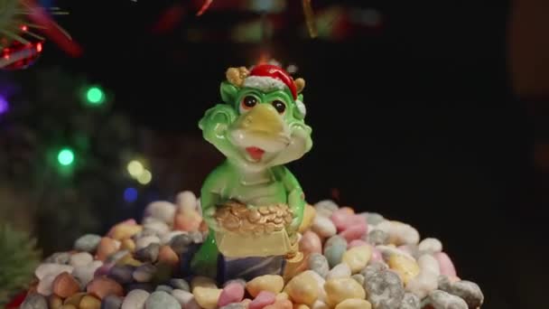 Smok Iskry Symbol Szczęścia 2024 Kominek Kolorowe Cukierki Choinka Zabawki — Wideo stockowe