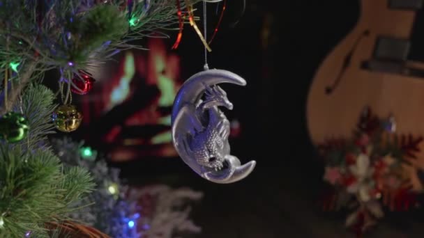 ドラゴン 2024年の幸運のシンボル クリスマスツリー おもちゃ ガーランド お正月とメリークリスマス 暖かくて居心地の良い雰囲気 快適な家での休日のパーティー — ストック動画