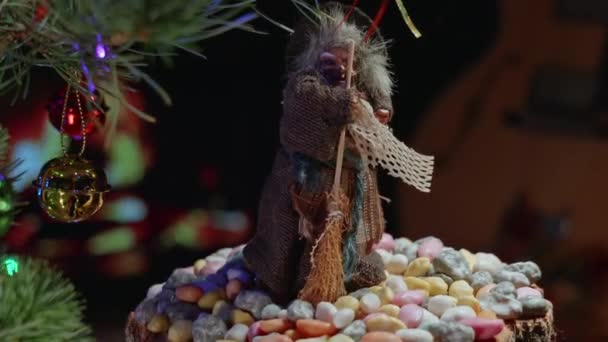 Μάγισσα Σκουπίζει Πολύχρωμες Καραμέλες Τζάκι Χριστουγεννιάτικο Δέντρο Παιχνίδια Γιρλάντα Και — Αρχείο Βίντεο