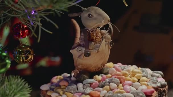 Rato Estocando Muitos Doces Coloridos Lareira Árvore Natal Brinquedos Guirlanda — Vídeo de Stock