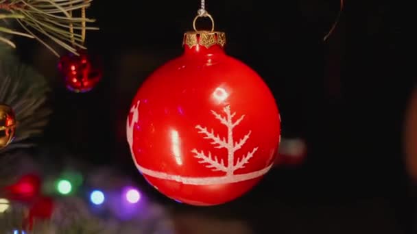 红球萤火虫 蜡烛和圣诞树玩具装饰 新年及圣诞节 — 图库视频影像
