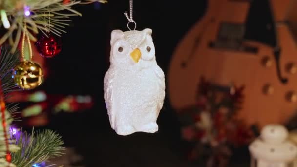 银猫头鹰萤火虫 蜡烛和圣诞树玩具装饰 新年及圣诞节 — 图库视频影像
